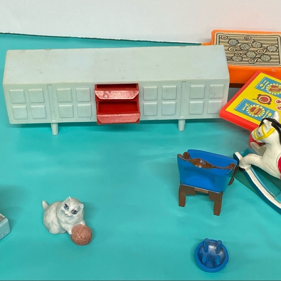 Vintage lot of doll furniture Fisher Price, Mattel, Hong Kong, etc. collection - Picture 9 of 13